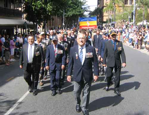Ex 106 Fd Wksp RAEME Group marching in Brisbane on Anzac Day 2007 js_10